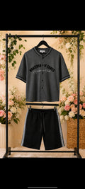 Tee-shirt gris foncé avec bouton et short noir basket