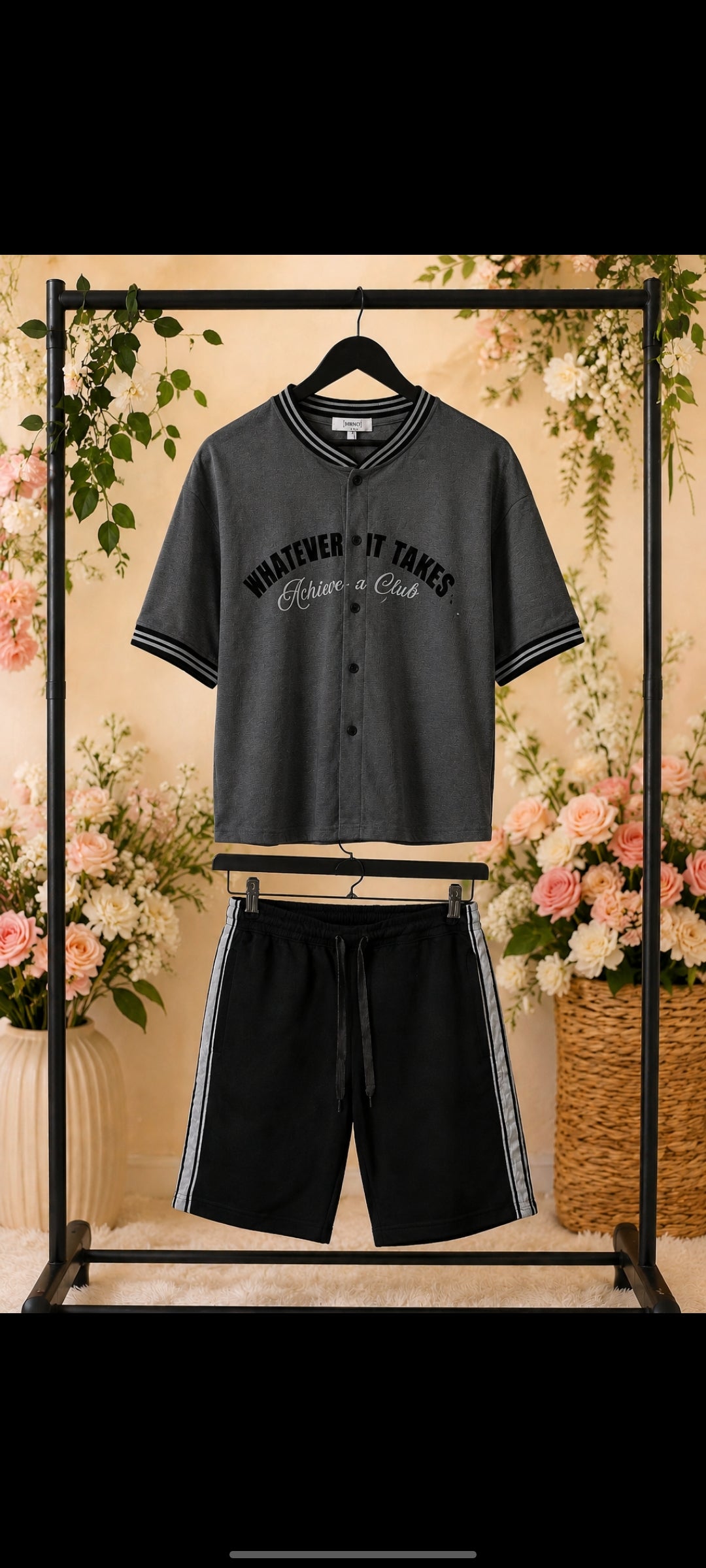 Tee-shirt gris foncé avec bouton et short noir basket