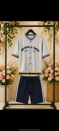 Tee-shirt gris argenté avec bouton et short bleu marine basket