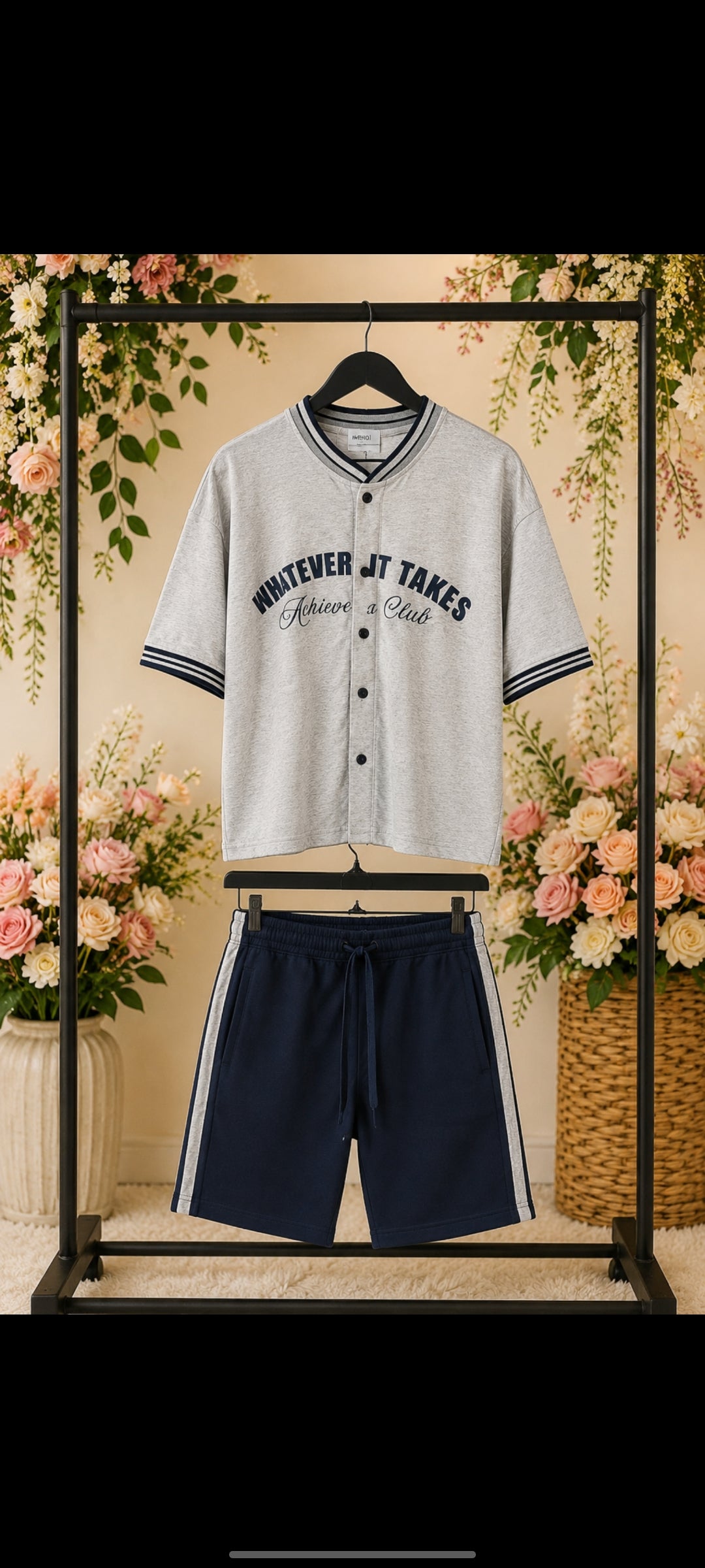 Tee-shirt gris argenté avec bouton et short bleu marine basket